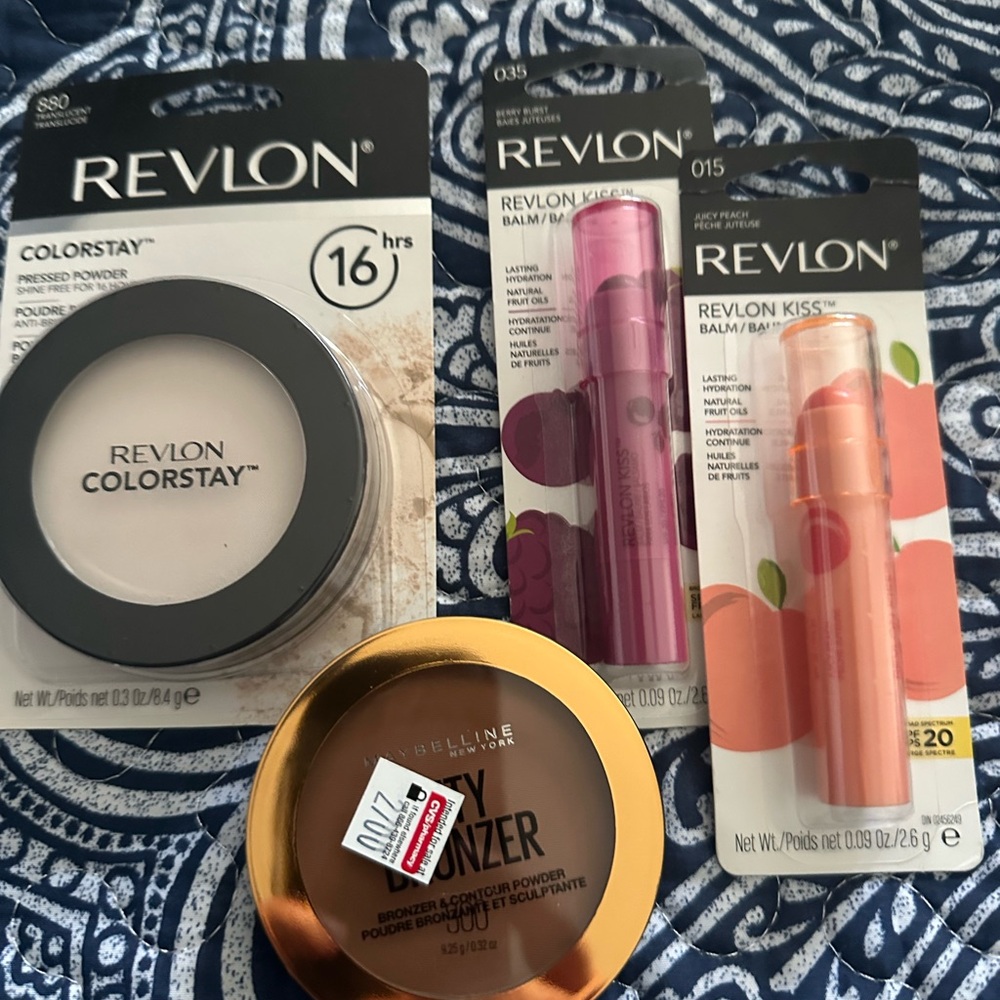 Revlon ColorStay Powder and Kiss Balms Set  ***44***